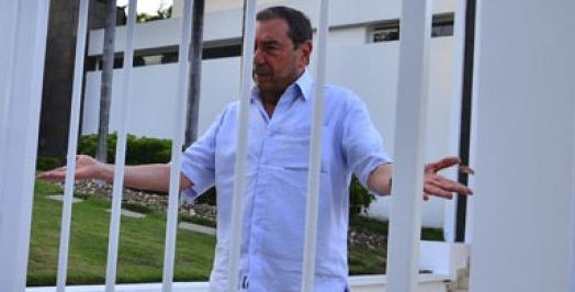 Fuad Char, el patriarca, detrás de las rejas... de su casa. Buscaría la ley calabaza para sus mentorados.