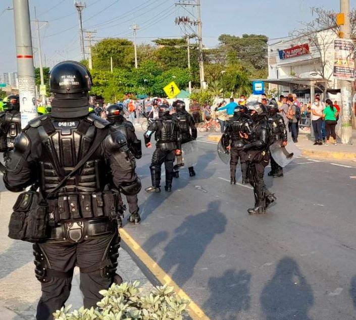 Un despliegue de fuerza hizo el gobierno distrital para controlar la protesta de los mototaxista. Es parte dela bomba de humo.
