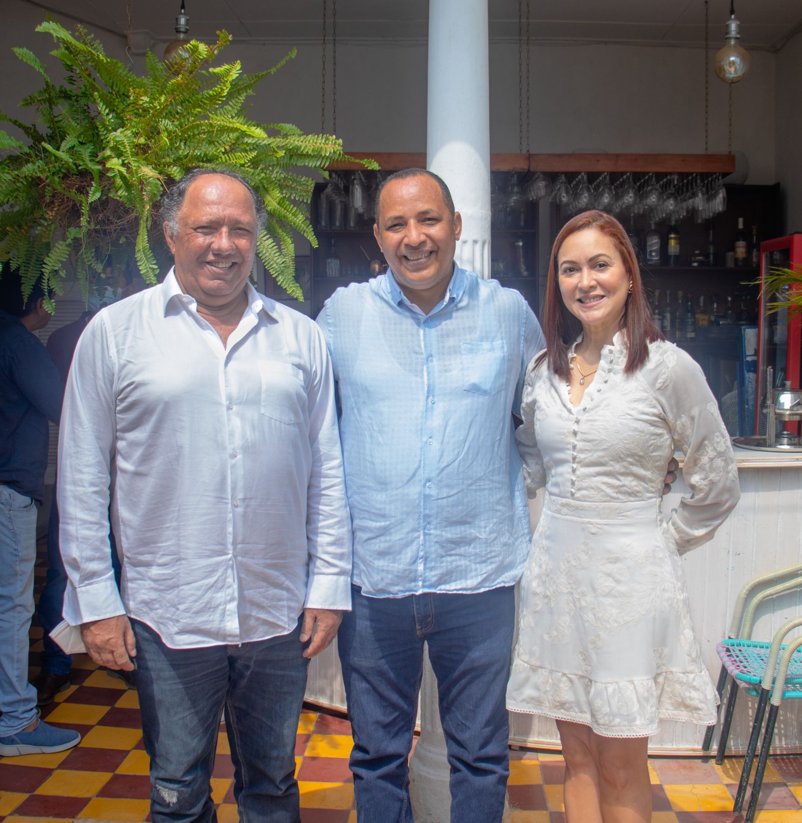 Malkún en el centro, les acompaña Antenogenes Coronel y 