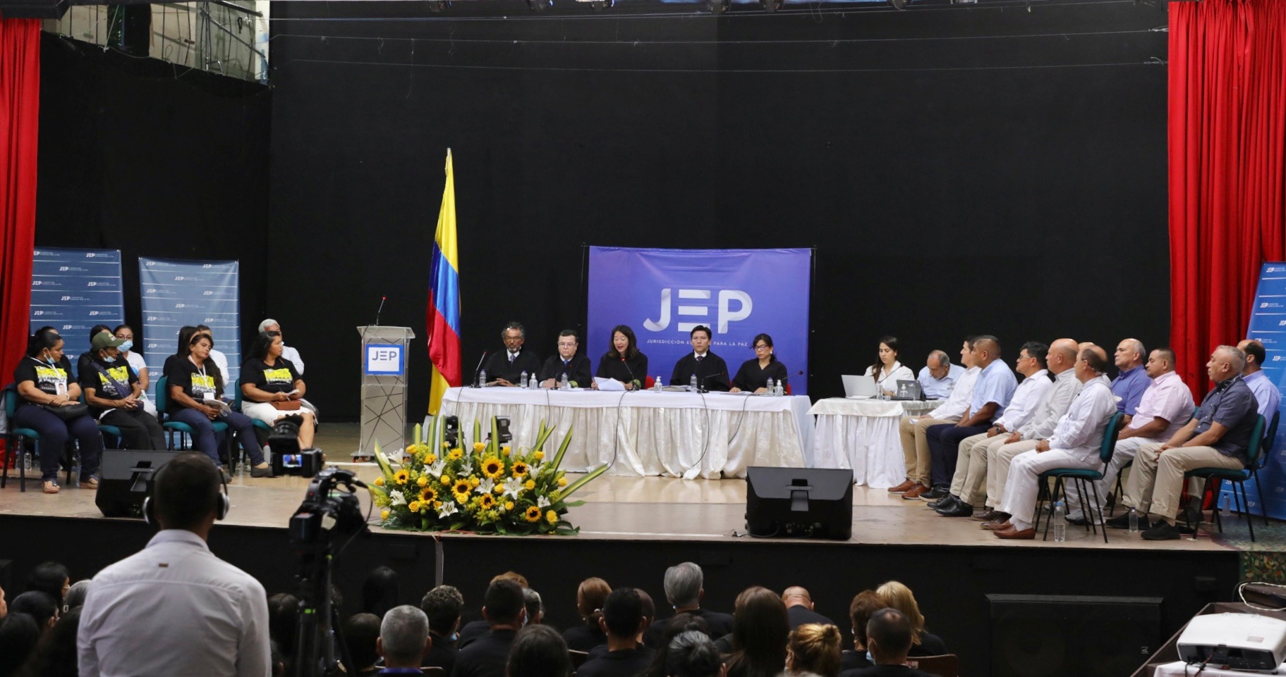 Los protagonistas principales de la audiencia de la JEP: Las victimas, el tribunal de la JEP y a la derecha los victimarios 