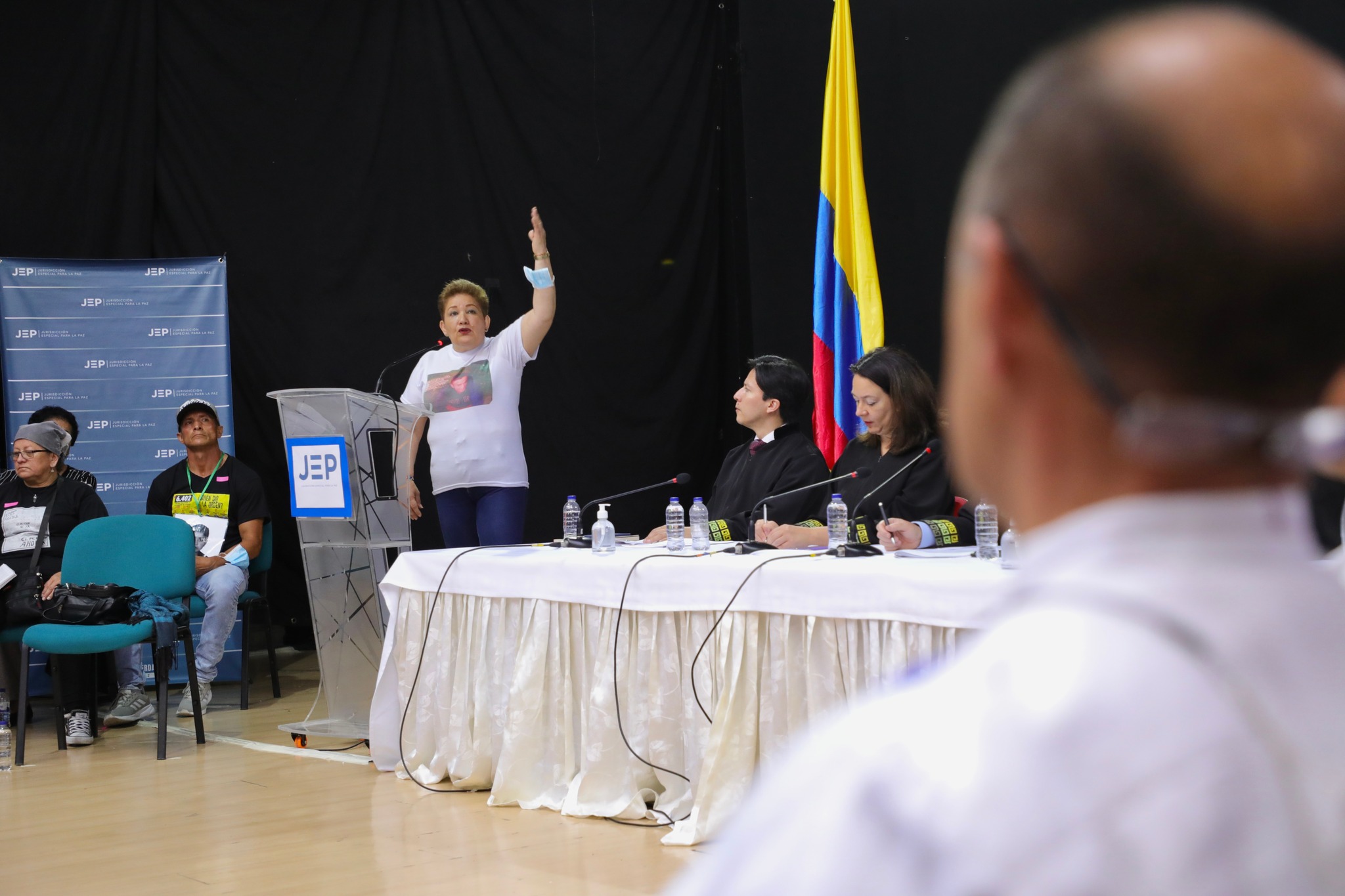 Una de las madres de las víctimas, Soraida Muñoz, cuando le exigía al general Paulino Coronado Gómez para que dijera toda la verdad por el caso de los  los 6402 «falsos positivos» durante el gobierno de Álvaro Uribe. Cortesía JEP.