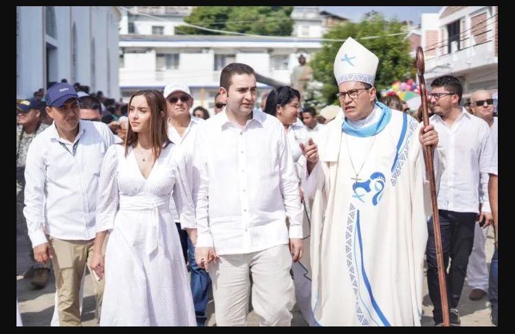 El gobernador Vicente Blel en una procesión de Magangué.