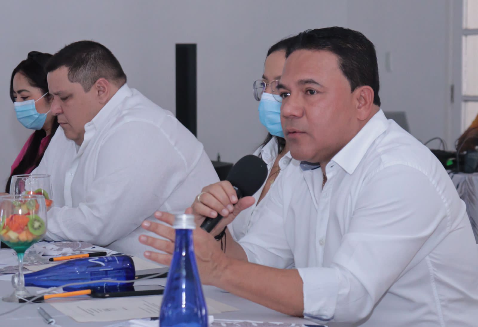 El alcalde Wilman Vargas pareciera que solo le interesa las obras de estructura., pero no la gente, como a la «Mona» del tinto. Aquí en un evento con la CRA. Cortesía.