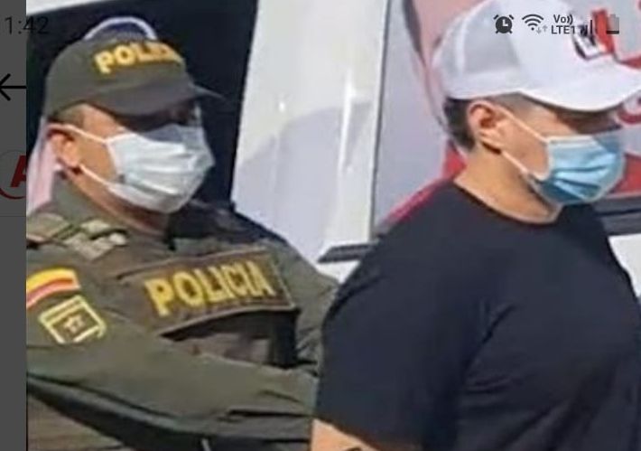 Este es Alexander Vega, separado por la policía, cuando esposaba a Martín Barreto. Pudo ser el agente que sembró el kilo de cocaína en la camioneta del compañero de Gloria Estrada.