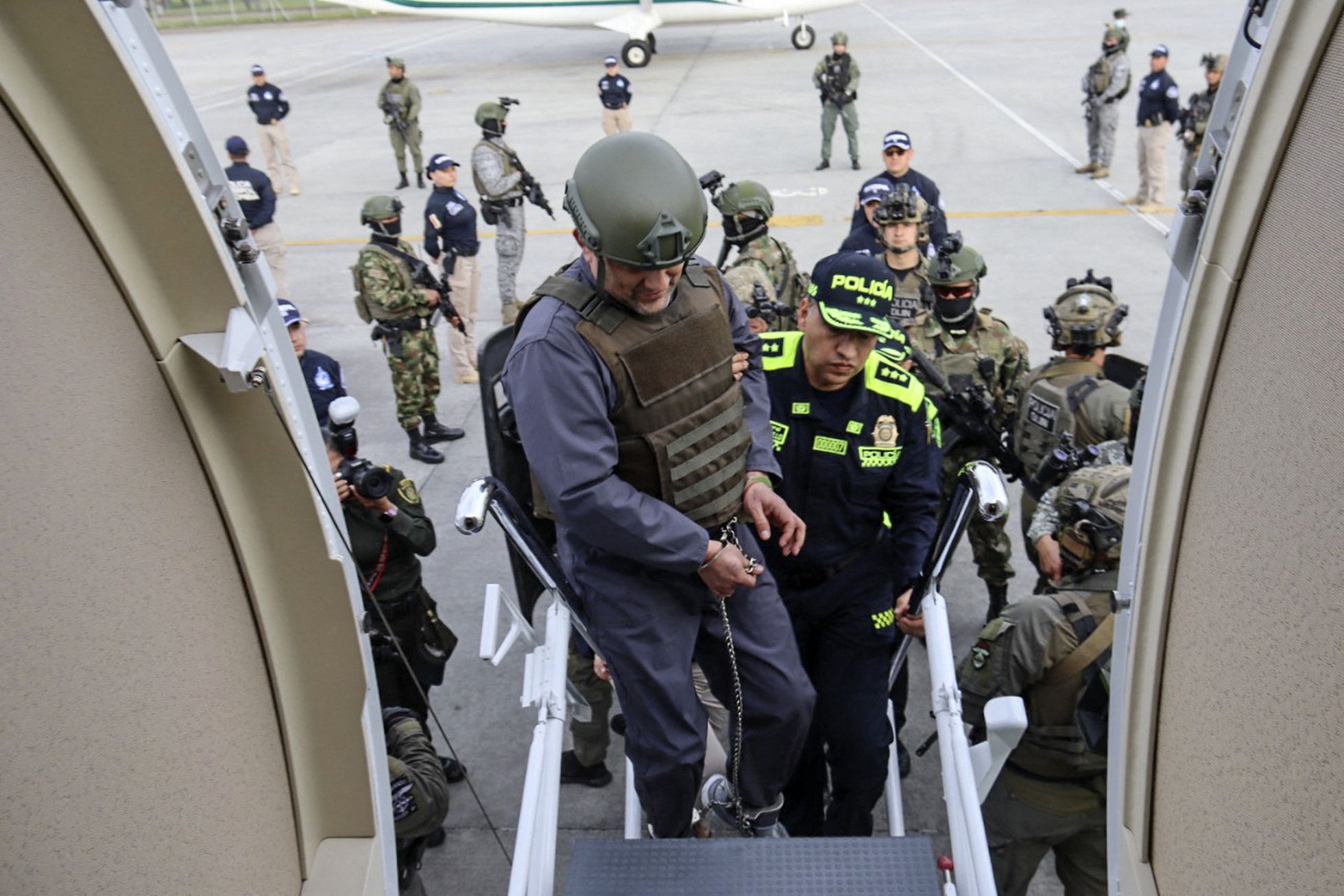 Extradición de «Otoniel»., Momento en que Úsuga David (alias «Otoniel»,) subía al avión que lo llevaría a Estados Unidos,Cortesía AFP.