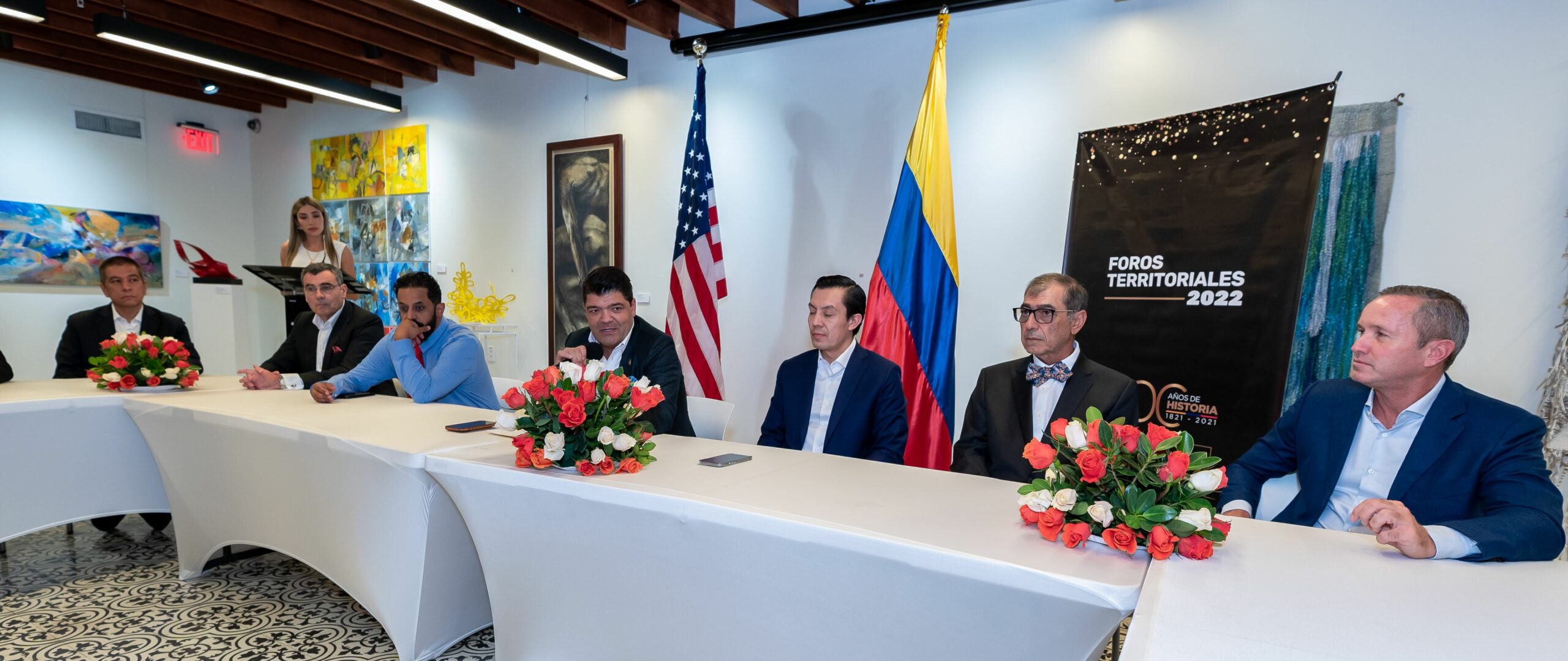 Aspecto de la mesa del foro donde se presentó el proyecto de la Zona Franca de ley común. Asistieron Ahmed Sultan Bin Sulayem Chairman de Dubai Multi Commodities Centre (DMCC) y Jumeirah Lakes Towers;  Xavier Adsera, Chairman UVENTURES y Robert Lavia, Chairman UMUSIC, el presidente del senado Juan Diego Gómez, el viceministro de Justicia Camilo Andrés Rojas y el alcalde de Cartagena, William Dau Chamat. Cortesía.