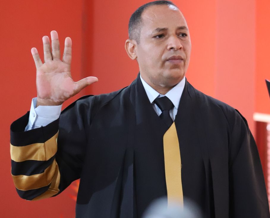 William Malkún jurando por la universidad humana. Nuevo liderazgo comienza 3n la UdeC. Cortesía prensa UdeC.