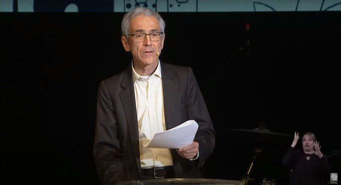 Sin Verdad no hay paz, debió ser el lema del informe final de la Comisión de la Verdad. Aquí Francisco de Roux presentando el informe.