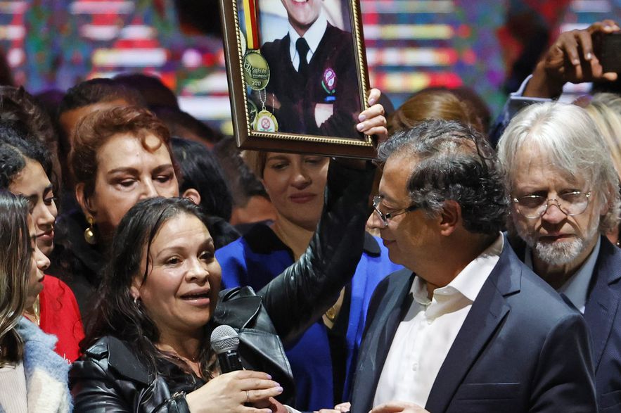 En la tarima del triunfo se escucharon las señales de Petro