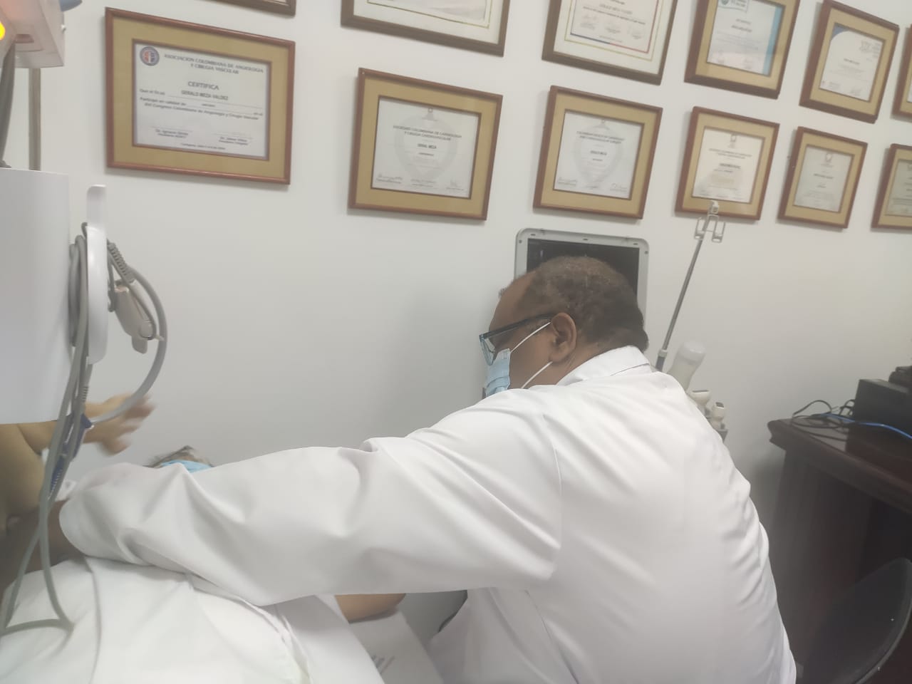 ¿Gerald Meza en la Supersalud? Aquí lo vemos monitoreando el corazón a una de sus pacientes.