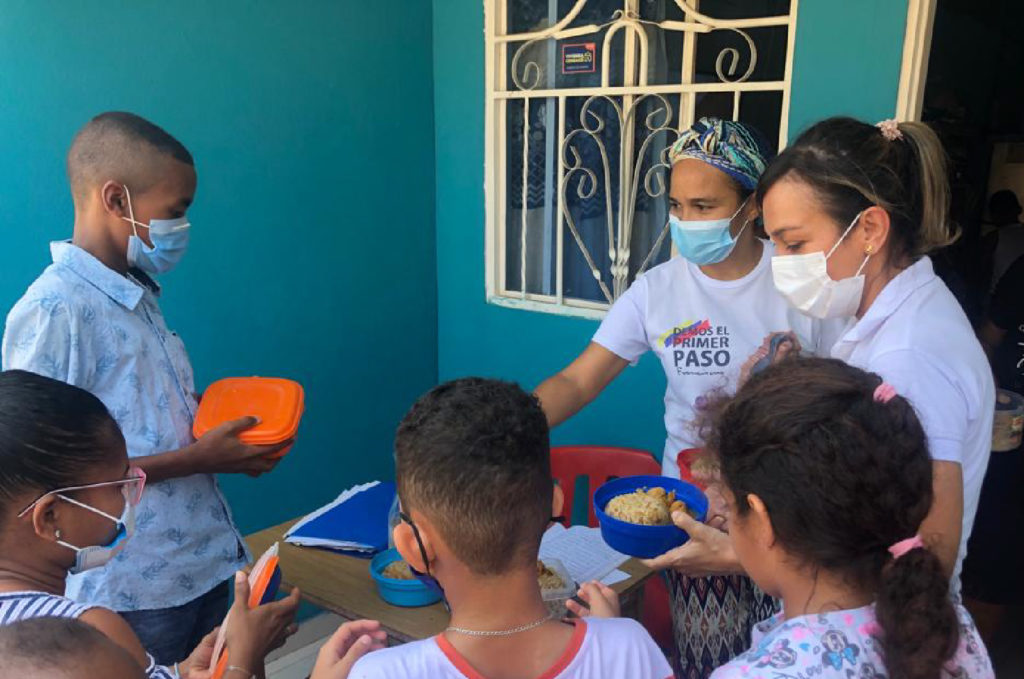 Ante la incapacidad de la alcaldía, fundaciones particulares buscan las maneras de hacerle llegar un bocado de comida a niños que viven en una ciudad muerta de hambre.