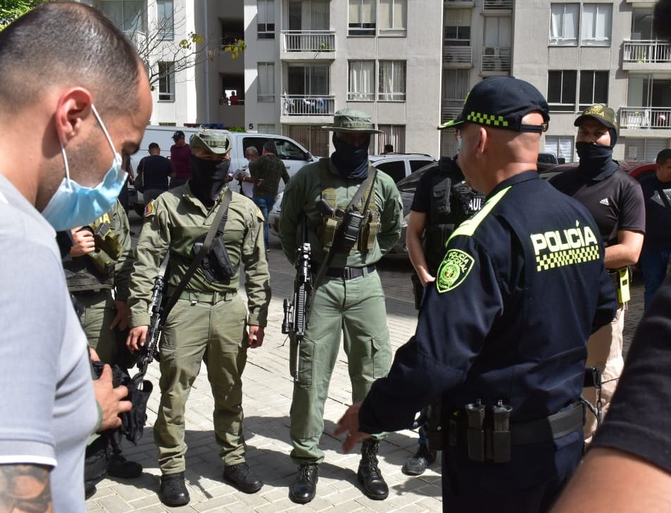 En el teatro de guerra donde cayeron "los matapolicías", el BG Nicolás Zapata verificando las bajas y los decomisos.