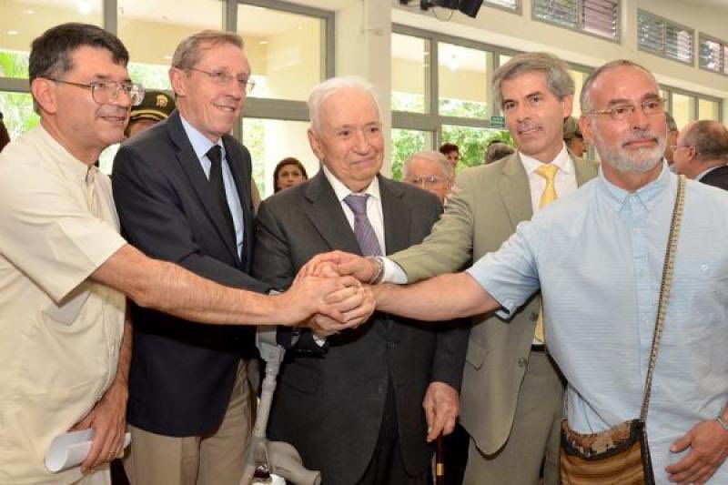 Antonio Navarro ¿Un veterano de la paz en MinDefensa?  Aquí uniendo su fuerza con el expresidente Betancur.