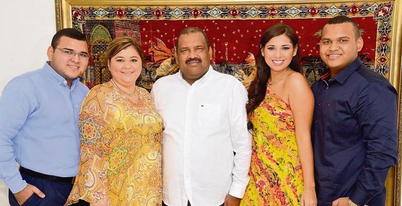 Un hombre de familia. Con su trabajo forjó una de las mejores clínicas de Cartagena, ¿Gerald Meza en Supersalud? Aquí, vestido de Blanco, lo rodea su esposa y sus tres hijos.
