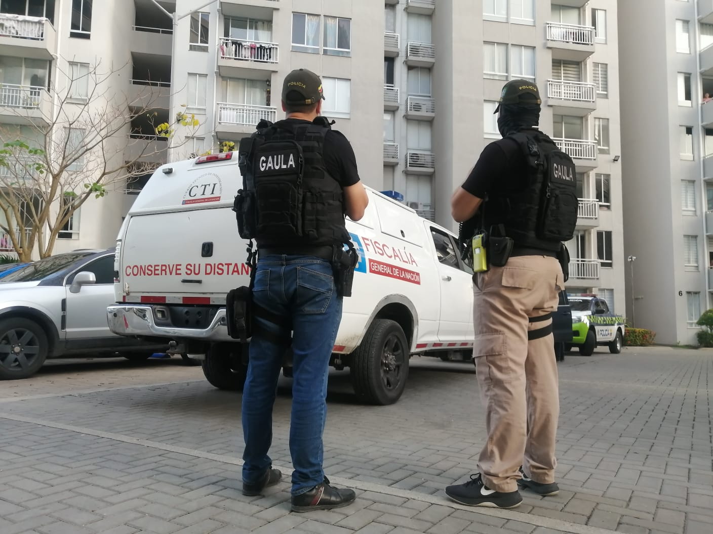 Efectivos del Gaula observan el apartamento desde donde operaban "los matapolicías".