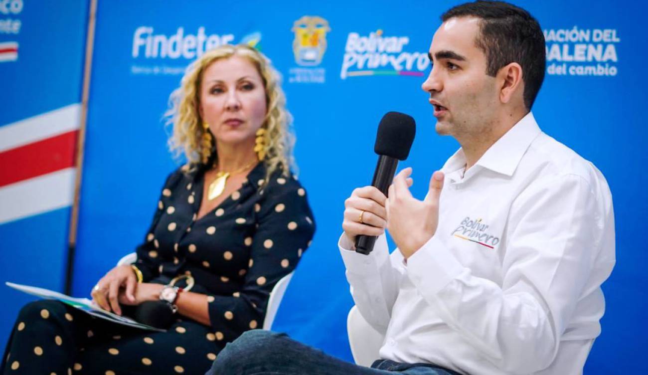 Vicente Blel hablando en la socialización de los estudios sobre el Tren Regional del Caribe. Le escucha atentamente la presidenta de Findeter, Sandra Gómez.