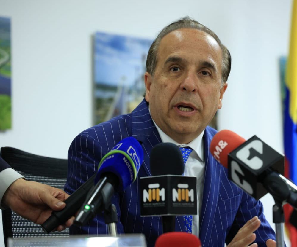 El ministro de Transporte Guillermo Reyes anunciando el aplazamiento de la licitación Canal del Dique para el 12 de septiembre.