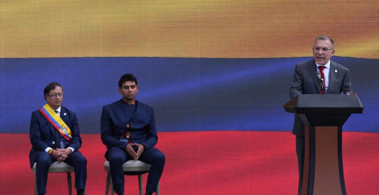 Roy Barrera, presidente del senado, artífice de la gobernabilidad parlamentaria, realiza su intervención mientras el presidente Petro y el presidente de la cámara de Representantes, David Racero, escuchan reflexivamente.