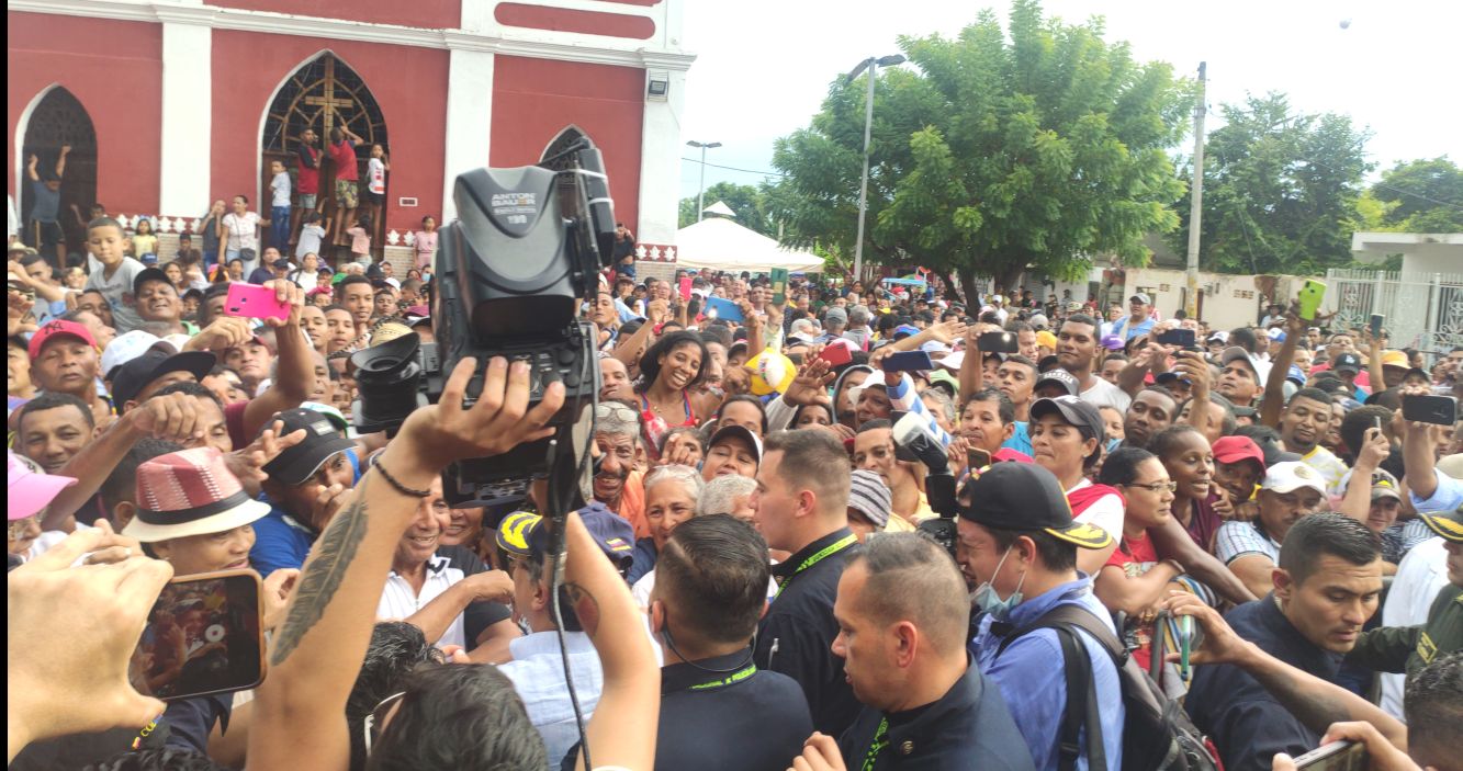 Así registramos el momento en que el presidente Petro debió acercarse las barreras metálicas para saludar a su electorado. Canal del Dique: prueba de fuego para el presidente Petro