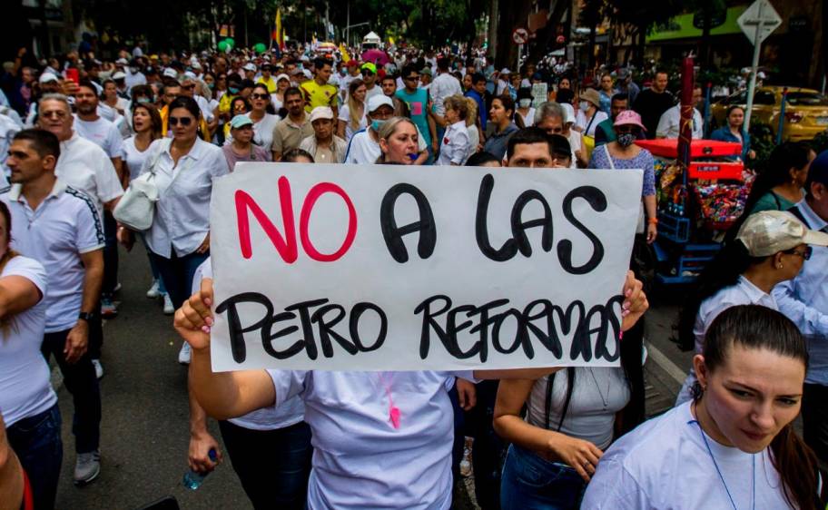 La derecha se moviliza contra las petroreformas. 
