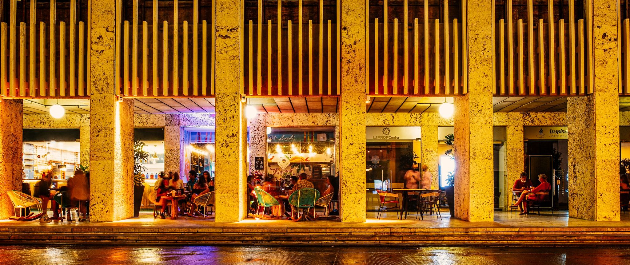 Aquí en el Centro de Convenciones de Cartagena de Indias, siguen taladrando las preguntas sobre la causa de la muerte de los turistas holandeses que comieron la última cena en el gastrobar de los Dau.