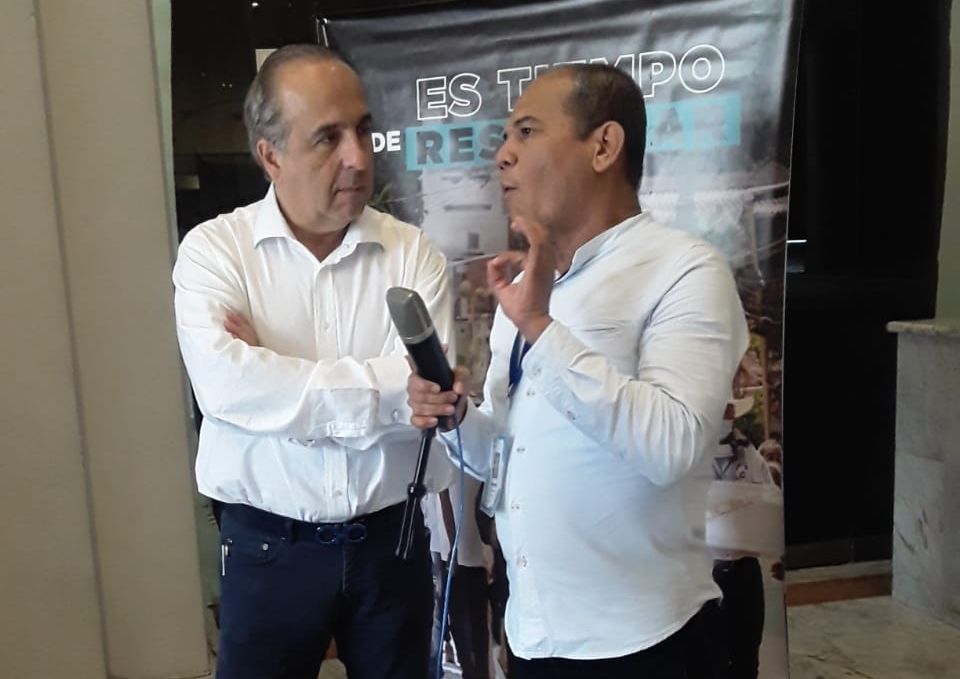 Momento de la entrevista con el ministro de Transporte al momento de concluir la audiencia con la JEP.  «Acato y aplaudo decisión de la JEP», fue su primera frase con una sonrisa de oreja a oreja.