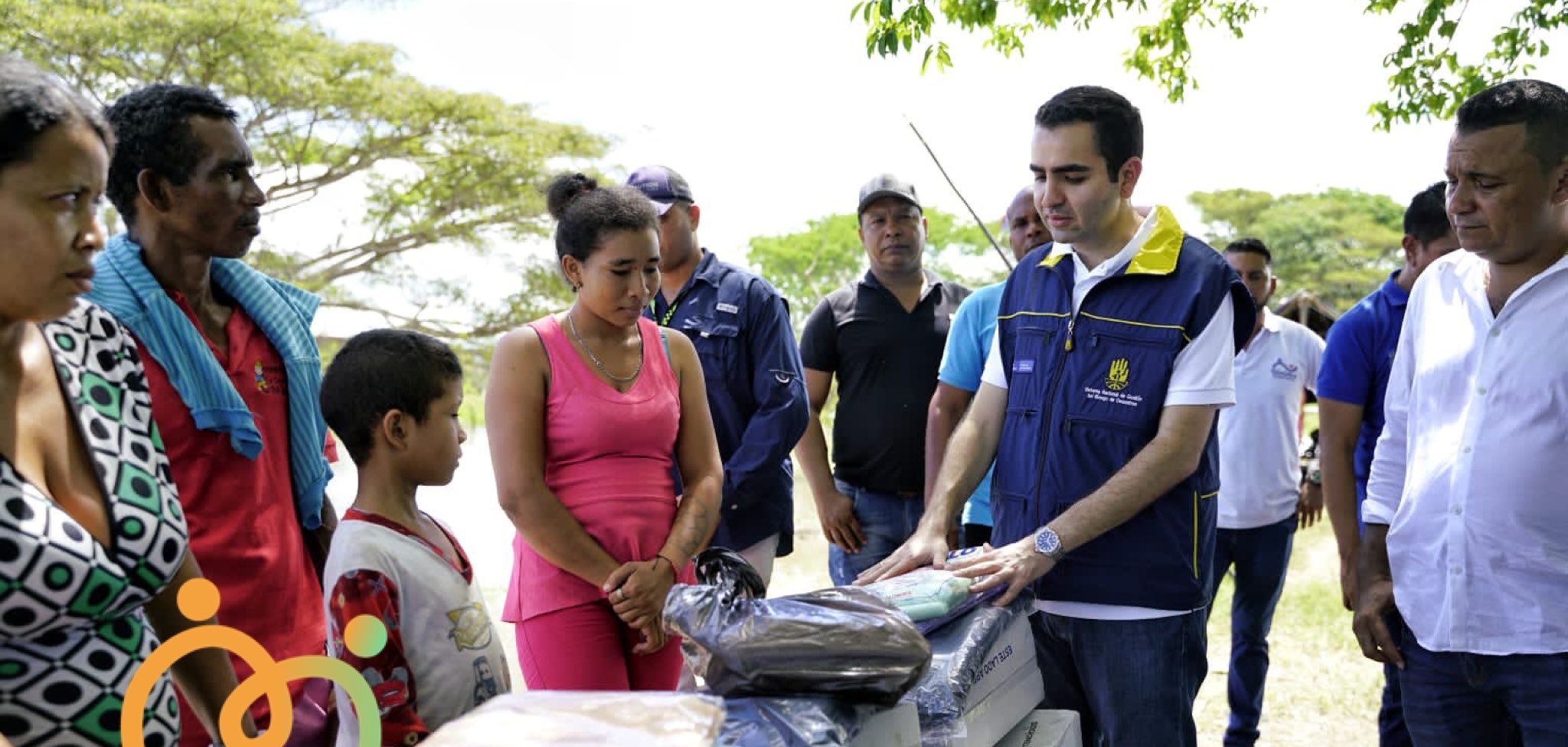 El gobernador de Bolívar, Vicente Blel, atendiendo a los damnificados en Barranco de Loba. 
