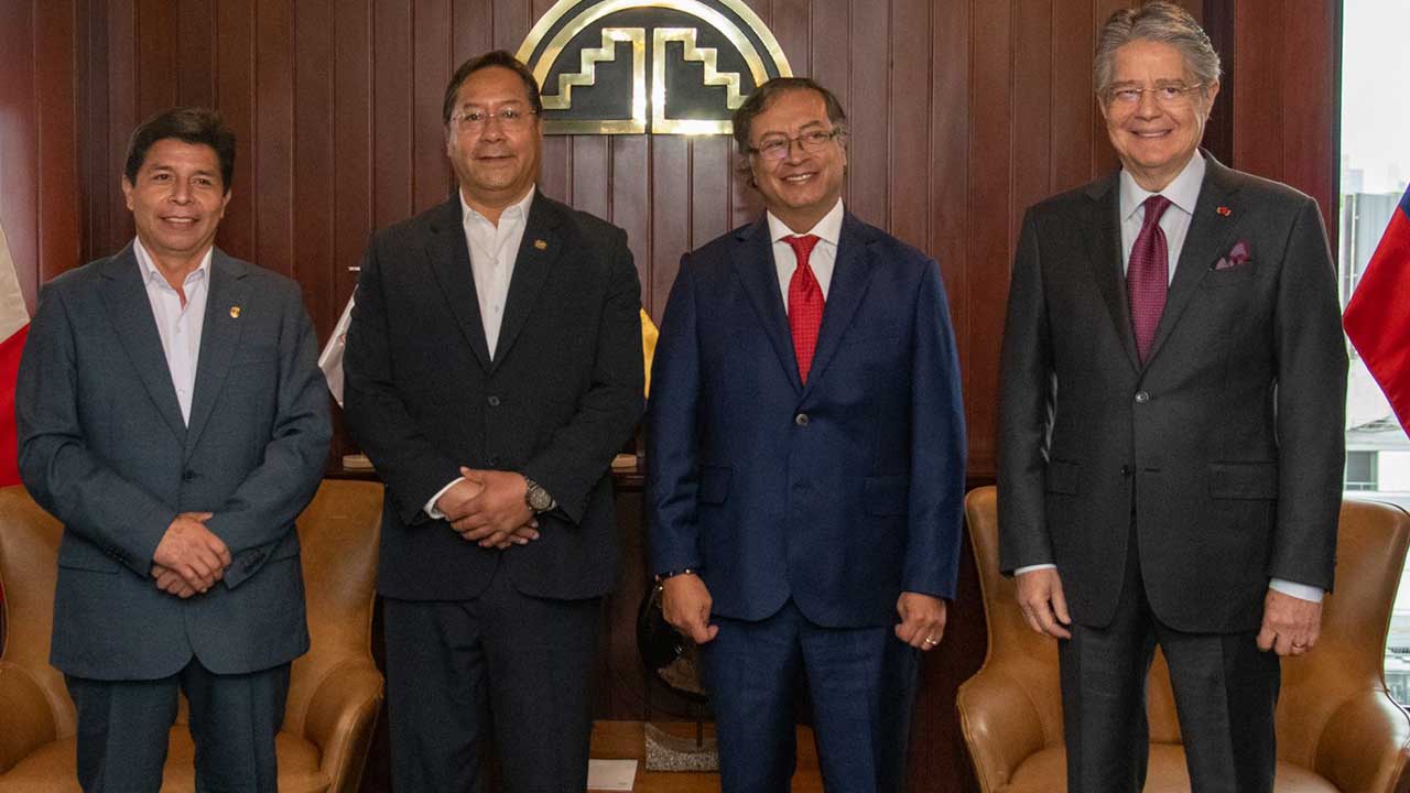 Pedro castillo en la última cumbre de Países Andinos. De Petro a Castillo.