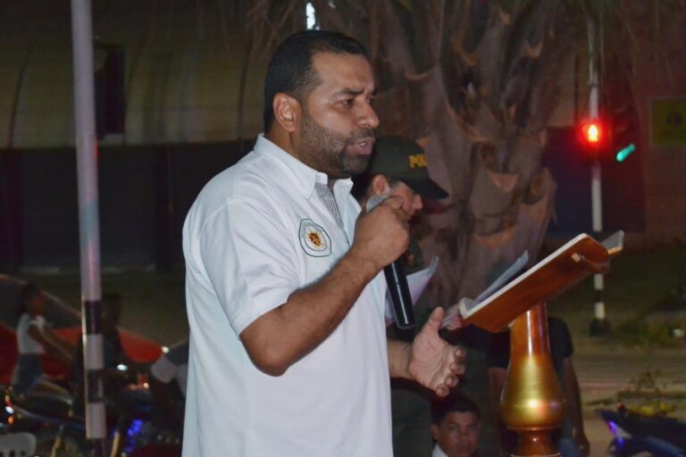 Carlos Cabrales, alcalde de Magangué, anunciando nuevas medidas de seguridad para esta época luego del doble crimen de  «Lucho Loco» y su abogado Navarro