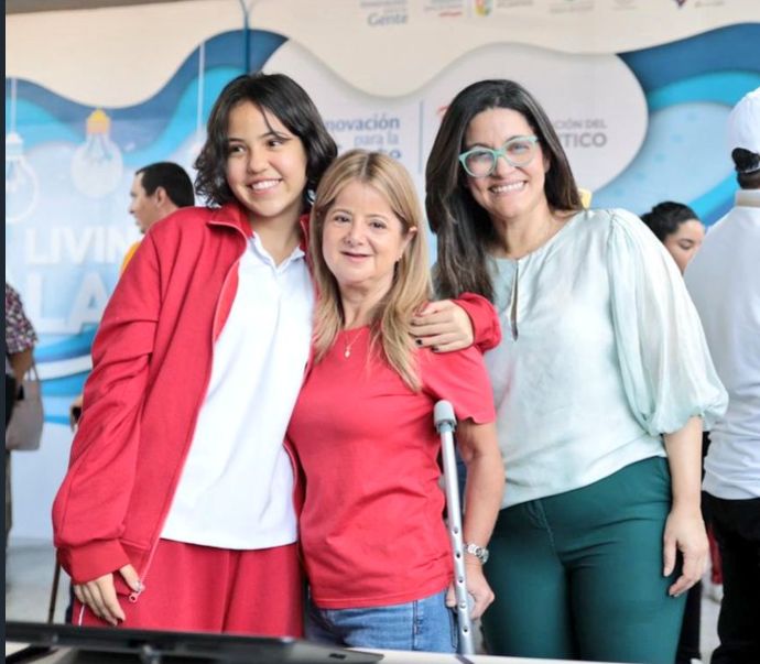 Aquí la gobernadora del Atlántico Elsa Noguera y su Secretaria de Educación lanzando el programa de Laboratorios de Innovación. Con Elsa nació en Atlántico el modelo de contratación del PAE. Los ricos del PAE.