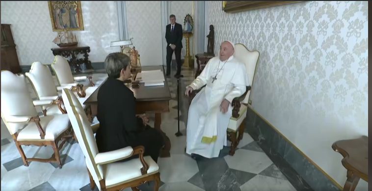 Captura de pantalla de la reunión de Verónica Alcocer con el papa. Ya le había entregado la Filigrana Momposina.