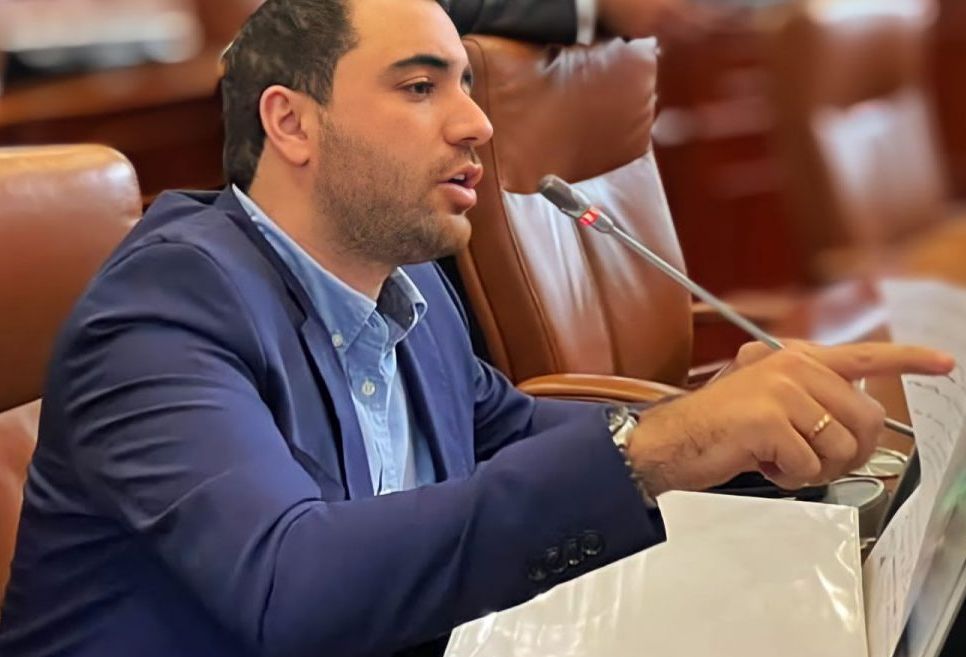Este joven parlamentario dejó como legado cultural la ley 2230 de julio 2022, ahora conocida como «Ley Yamilito». Renunció para lanzarse como candidato a la gobernación. Es hijo del colega Yamil Arana Gechem, reconocido empresario de Magangué.
