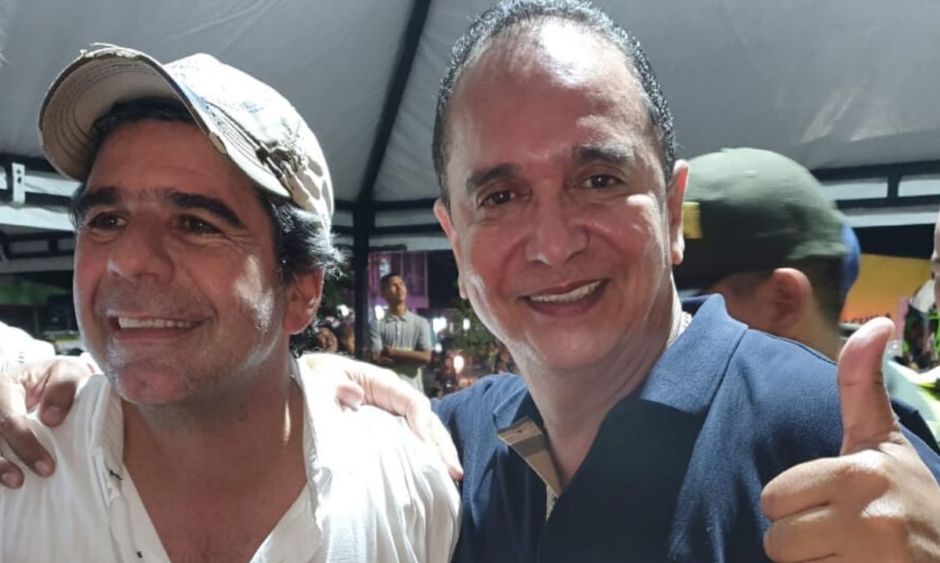 Ellos se juntan. Alejandro Char, hermano de Arturo, junto con Carlos Llinás, el otro ex de Aida Merlano. La renuncia de Arturo Char