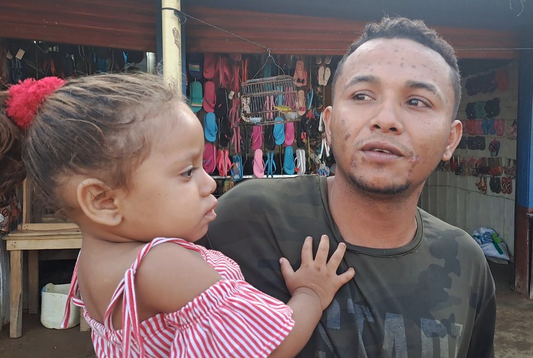 Álvaro Pérez, habitante de La Sierpe, solo quiere trabajar. Su vida pierde dignidad cuando no tiene para comer y debe hacer una larga fila en "Las ollas comunitarias"