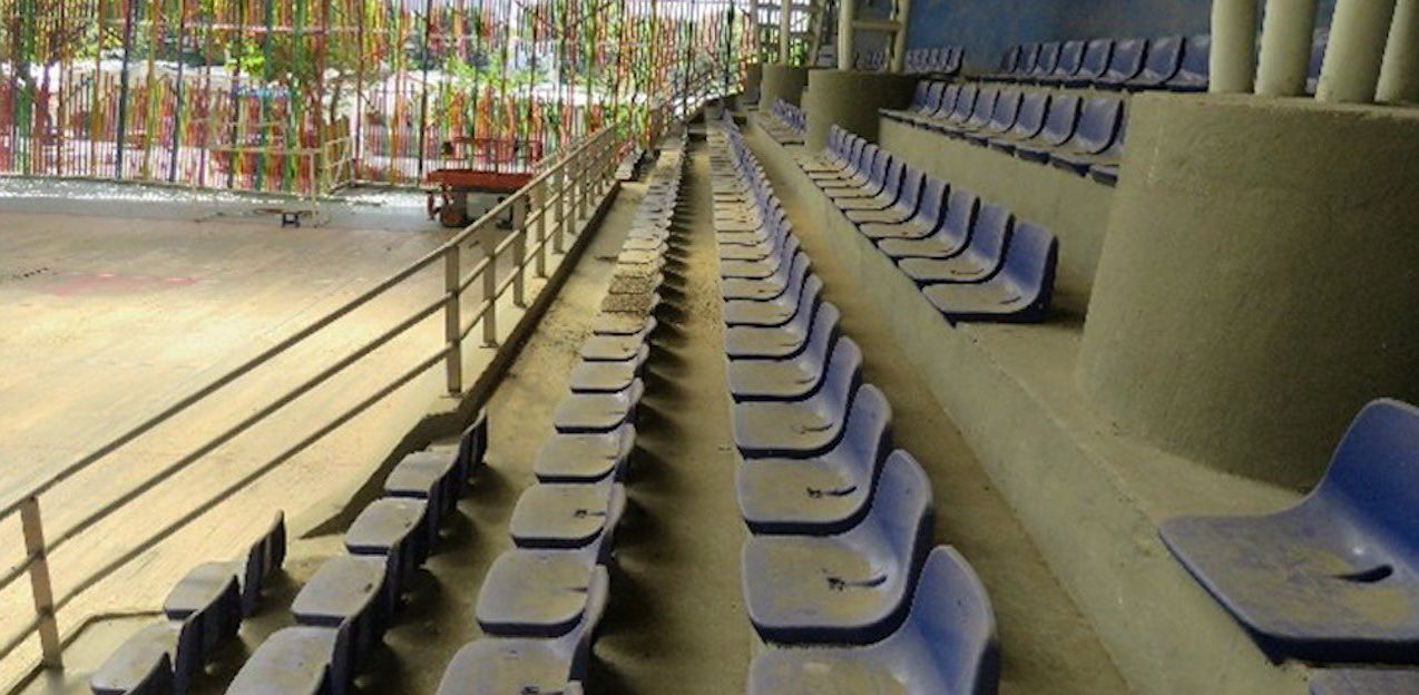 Así luce el coliseo de Gaira. El tablado deteriorado. Todo indica que nunca se ha usado. Obra de Caicedo como alcalde. Con razón lo metieron en el mismo saco de la corrupción
