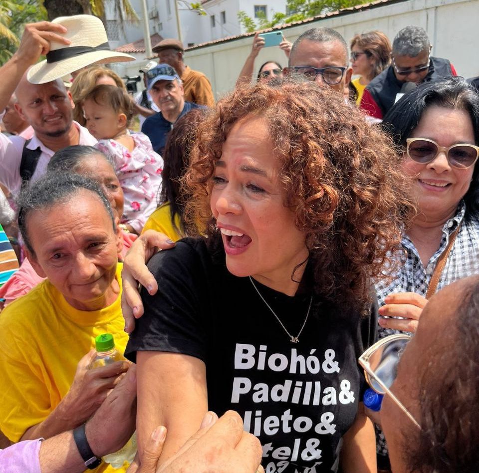 Llanto de alegría, sentimientos encontrados, abrazos cuando salieron libres «Mariamulata» y Viviana Eljaiek. Aquí en el patio del Batallón 12 de Infantería Marina de Bocagrande.
