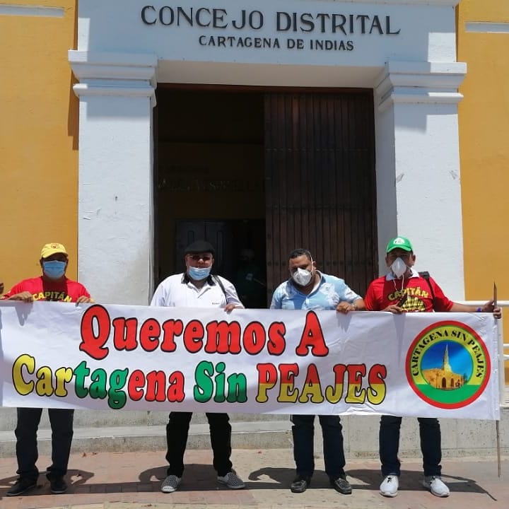 Nixon Torres con el Capitán No a los Peajes. Además de ser un jurista, es un activista político. Contentillo populista