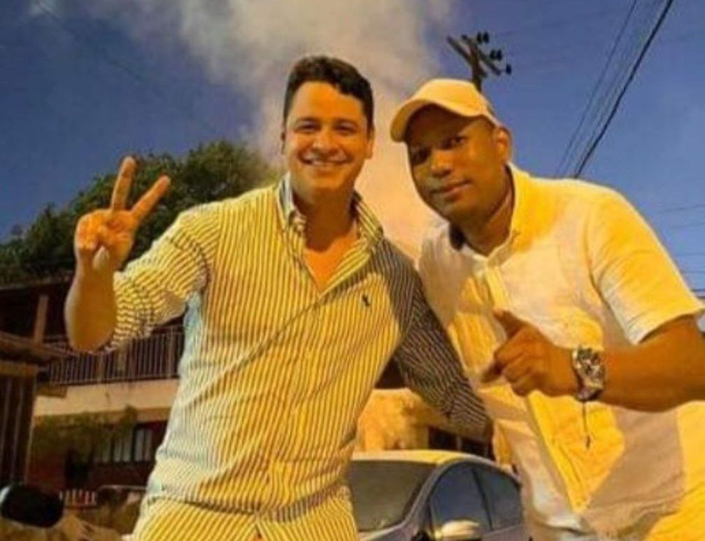 «El Peda» (de gorra, abraza y señala a Samir como su sucesor en la alcaldía de Clemencia. Foto de Facebook
