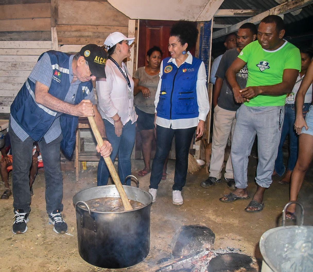 El clientelismo electoral de William Dau y Prosperidad Social  ponen en cuestión la garantía electoral de 2023.  Aquí haciendo sus payasadas al lado de la directora nacional Directora Nacional del Departamento de Prosperidad Social ―DPS, Cielo Rusinque. Juegan con el hambre del pueblo/Prensa alcaldía.