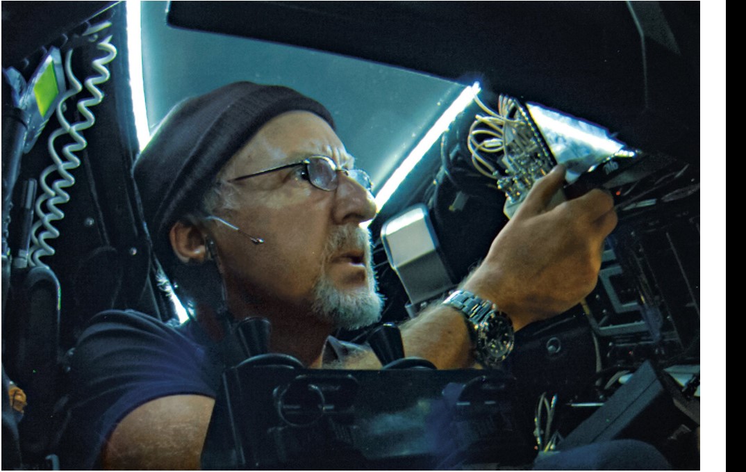 Este James Cameron supervisando el sumergible que lo llevó a la panza más profunda del océano, Las Marianas. Su espíritu explorador quedó demostrado al bajar 33 veces donde estaba el Titanic (2011).