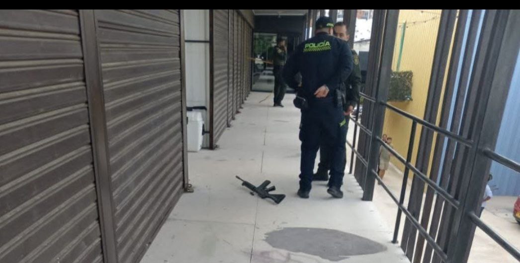 El arma con la cual asesinaron a «Kike» Vega. Aparece abandonado en uno de los container por donde entraron.