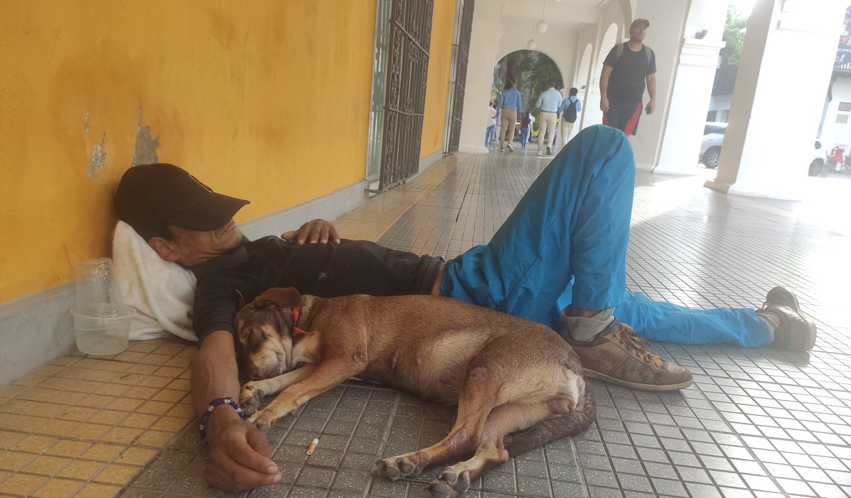 Así está Cartagena de Indias, como esta persona en condición de calle en la Plaza de la Proclamación de la Independencia. Esperando que uno de los 15 pretendientes la redima. /VoxPopuli Digital.
