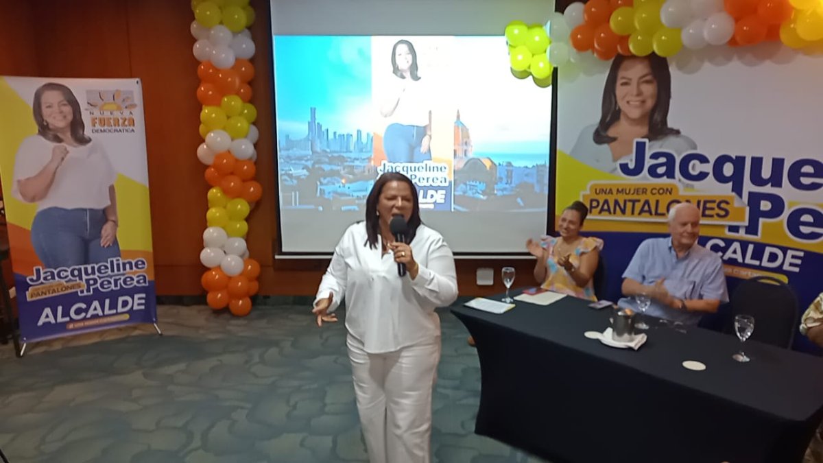 Esta es Jacqueline Perea Blanco, la mujer de pantalones, una de las 15 pretendientes. La única opositora de El Zambiloco desde que este comenzó a pelar el cobre.