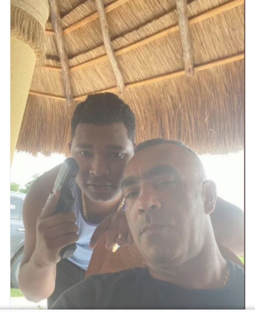 Jonnathan Ospino Illera con su tío la Negra Dominga, el presunto jefe armado de Los piloneros exsocio de Walid Makled. Se pudieron quedar con el negocio de la droga en sociedad con el cartel de los Soles. Probablemente fueron los que diseñaron y ejecutaron el asalto a «Kike» Vega en su escondrijo. Foto suministrada.