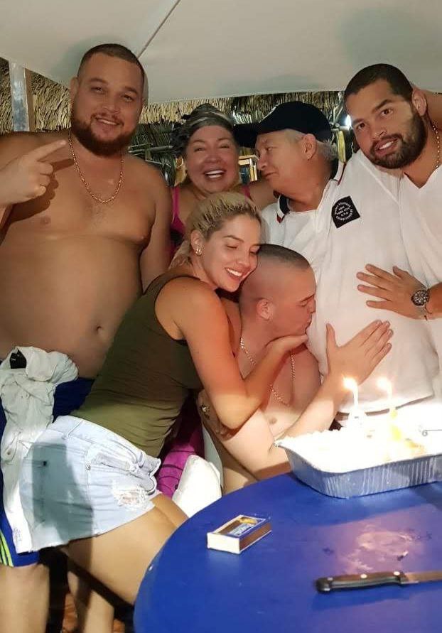 Lo que podría ser el último cumpleaños de «Kike» Vega en su escondrijo. Foto suministrada.