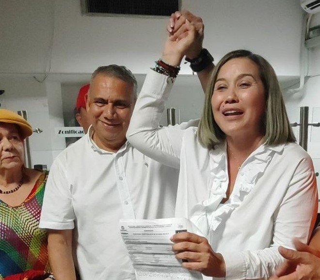 Verónica recibió la posta de Máximo como candidata a la gobernación del atlántico. Su esposo le alza el brazo derecho. ¿El Plab B le ganará a Eduardo Verano y a Alfredo Varela? 
