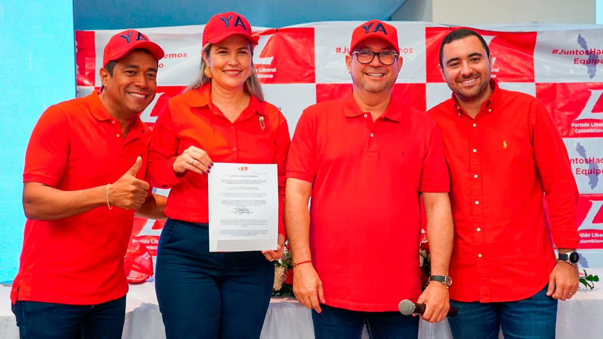 Al recibir el aval del partido Liberal, Yamilito Arana posa con el representante Silvio Carrasquilla (primero a la izquierda) Esther María Jalilie (candidata a la alcaldía de Arjona), y Lidio García (senador) y el candidato único del bipartidismo. Yamilito se embolsilló mitad de la gobernación.