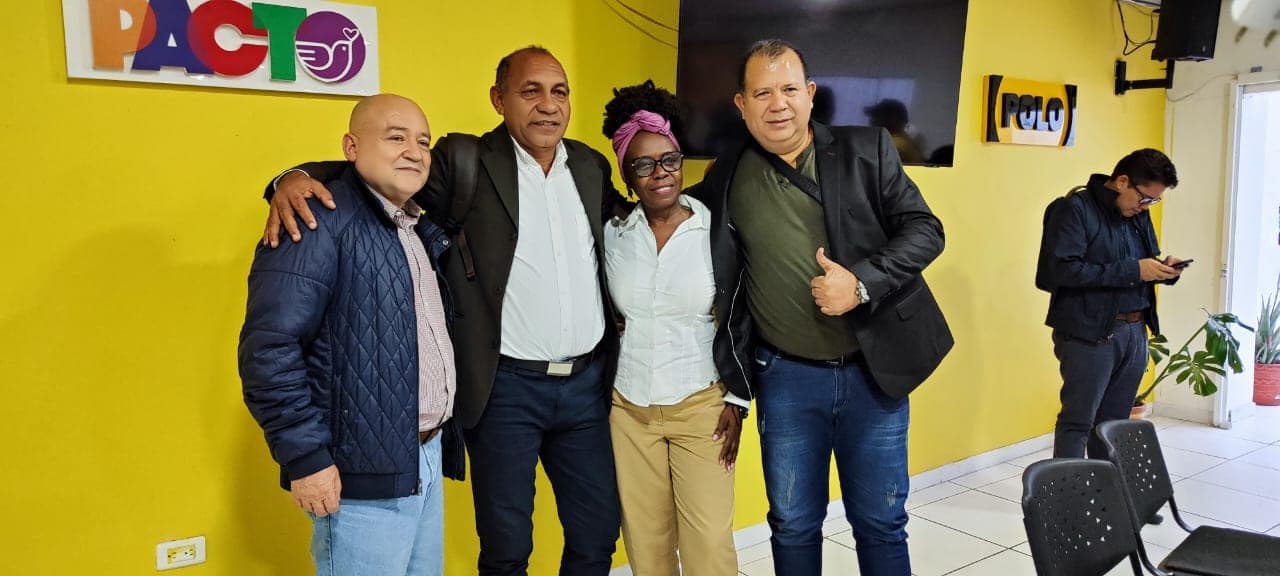 Aquí Luis Flórez (derecha) con la representante Dorina Hernández y el sendaor Julián Gallo en la sede del Polo Democrático.  