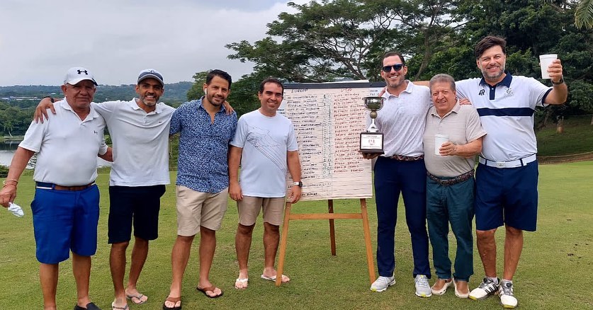 ¿Por qué querían matar a Pérez, Tovar y Urueta?  Allí está Jhon Villamizar Gómez, entre Luis Fernando Lemus  (porta el trofeo de golf) y Rodrigo Rendón, en la extrema derecha. ¿Tienen ellos otros intereses fuera de Cachenche?