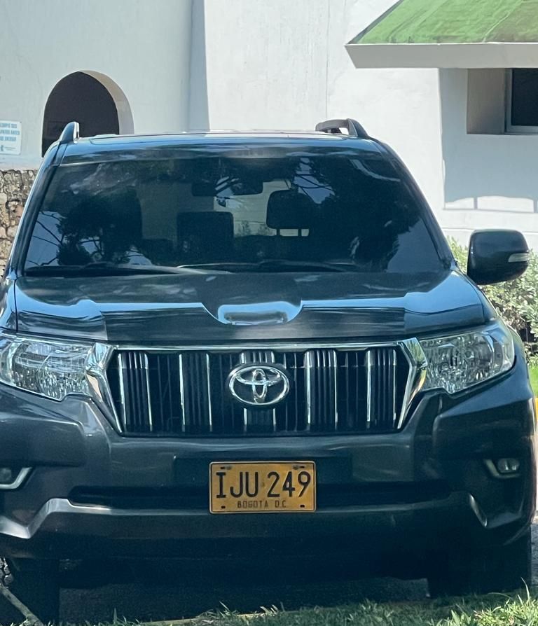 "Golpe de chuleta" en el Club Campestre. Esta es la camioneta que conduce Jhon Villamizar. El día 6 de julio de 2023 estuvo parqueada en el Club Campestre. Ese día hizo la horrorosa propuesta de asesinar a Héctor Pérez.
